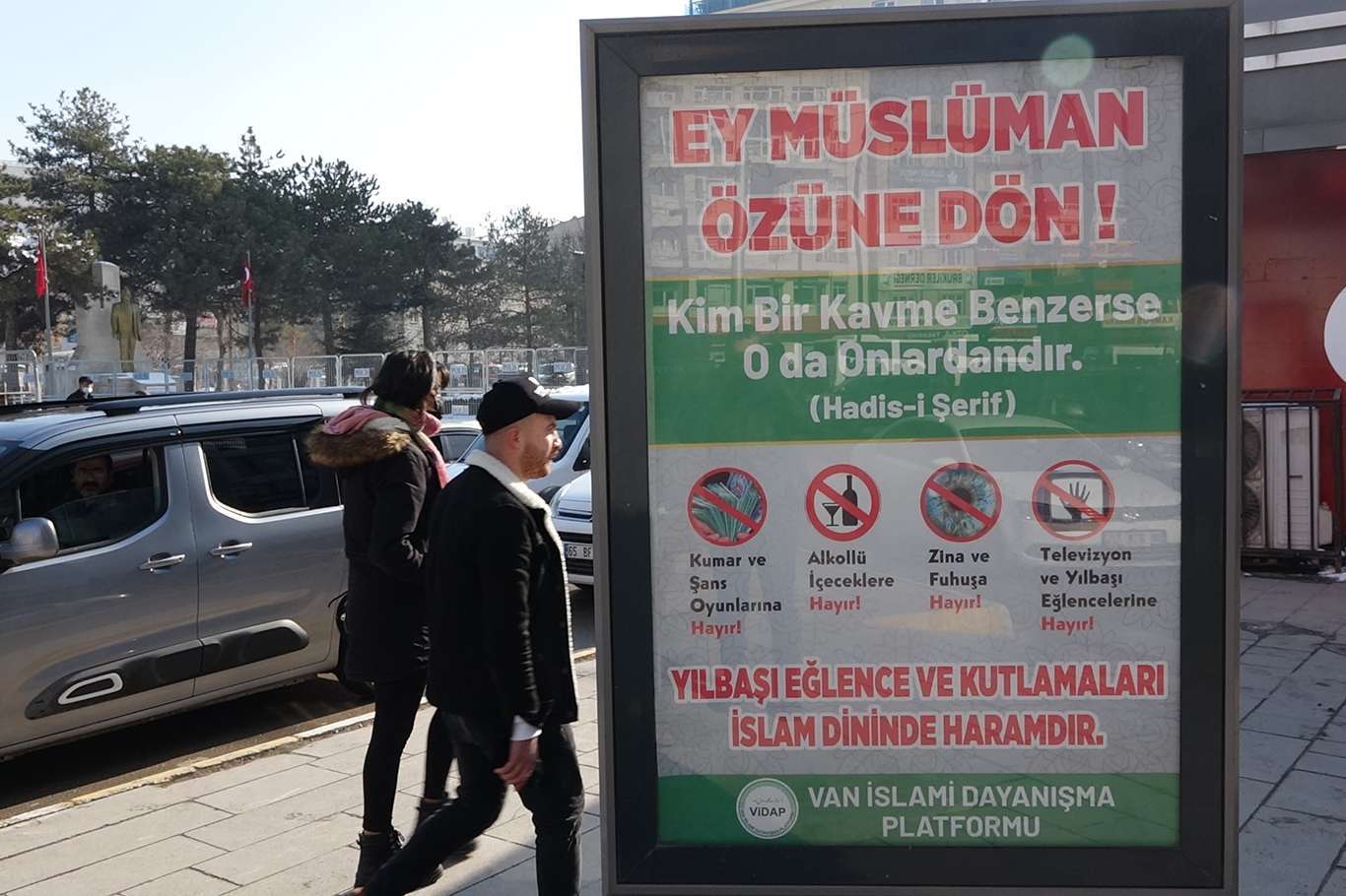Van'daki İslami STK'lardan yılbaşı kutlamalarına afişli tepki Van'daki İslami STK'lardan yılbaşı kutlamalarına afişli tepki